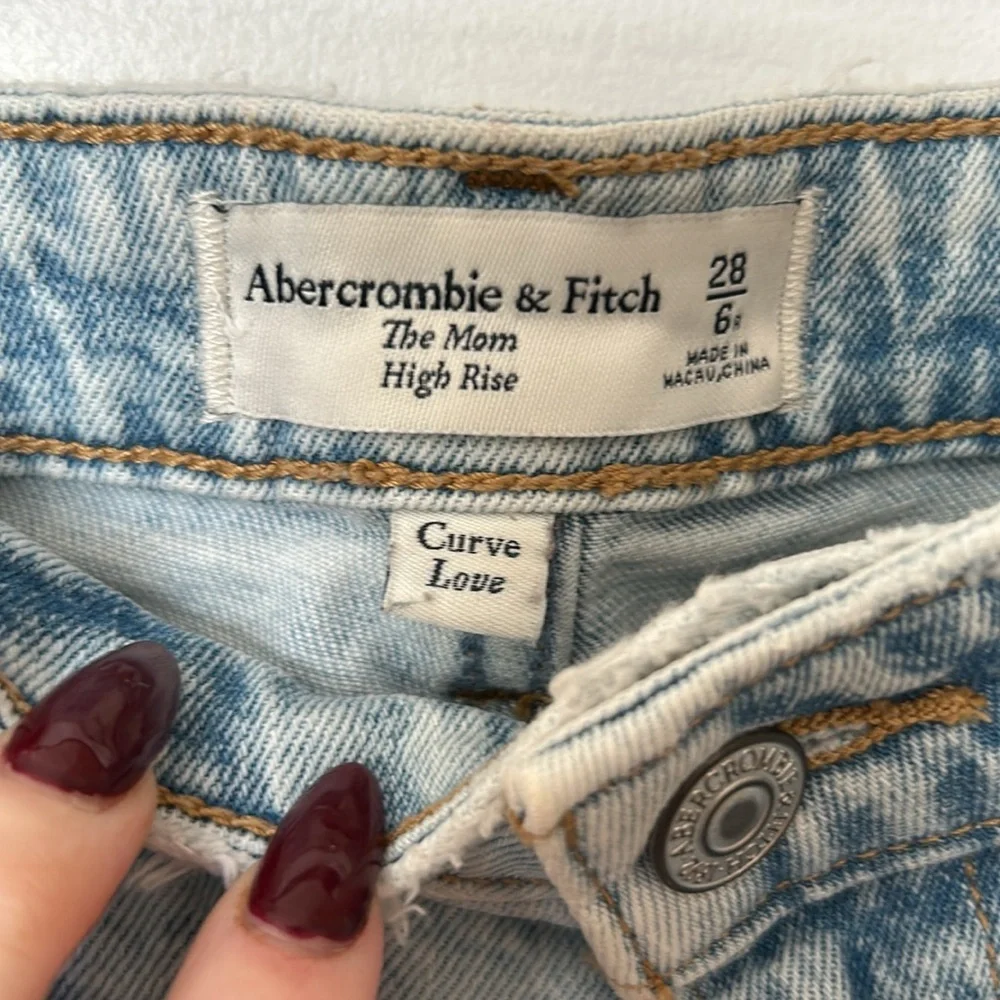 Abercrombie Curve Love Mom High Rise Jean - Destroyed Knee - Size 28/6R - Picture 3 of 4